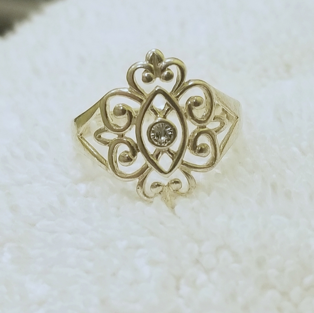 **SOLD**925 Sterling Silver Vintage Design Ring